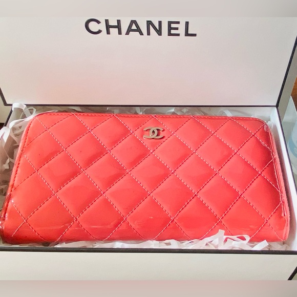 CHANEL
Interlocking CC Logo Wallet - Picture 14 of 16